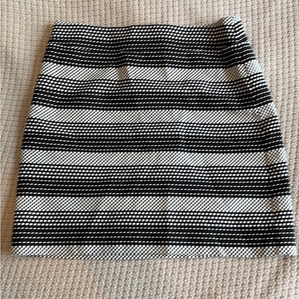 Loft Black and White patterned lined mini skirt size 4